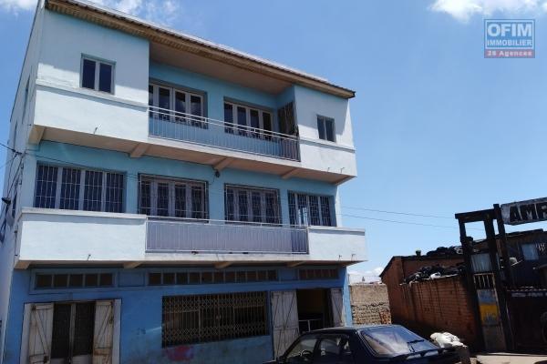 Maison à étage dans le centre ville à Anatihazo Ampefiloha