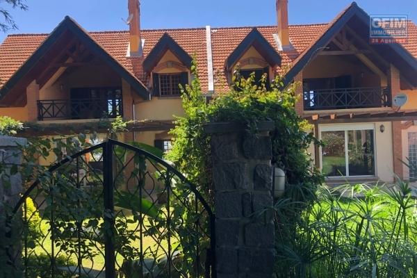  A vendre, villa  F5 en R+2, plus un T2 ind&eacute;pendant, le tout sur 610 m2  avec une belle vue sur la Haute ville Antananarivo