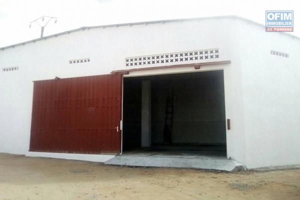 A louer un entrepôt de 300m2 et 1000m2 au bord de route à Ivato