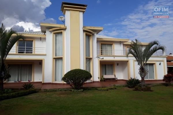 Une grande villa F9avec piscine dans une résidence à Ambatobe