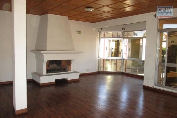 Un grand appartement T4 à usage mixte à Ankadivato