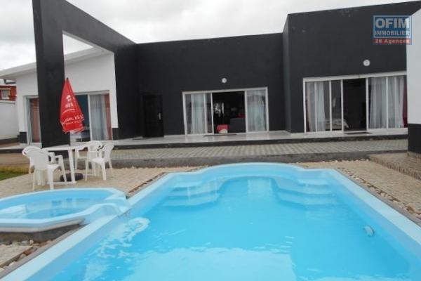Une villa F5 meublée avec piscine à Alasora