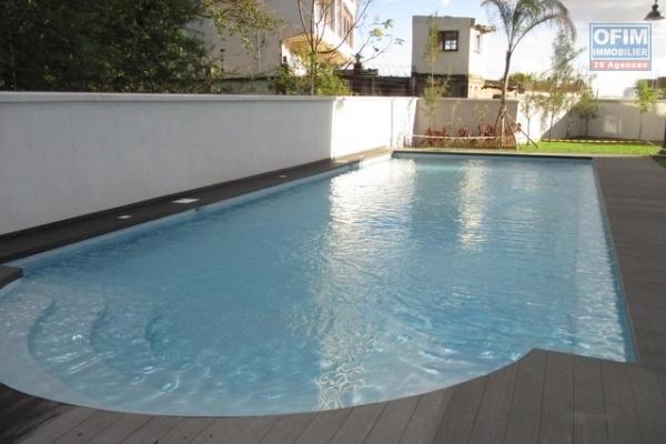 Appartement T3 dans une résidence neuve de standing avec piscine à Analamahitsy