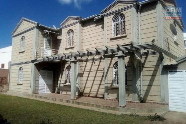 A louer une belle villa à étage semi-meublée F5 dans un quartier résidentiel à Mandrosoa Ivato
