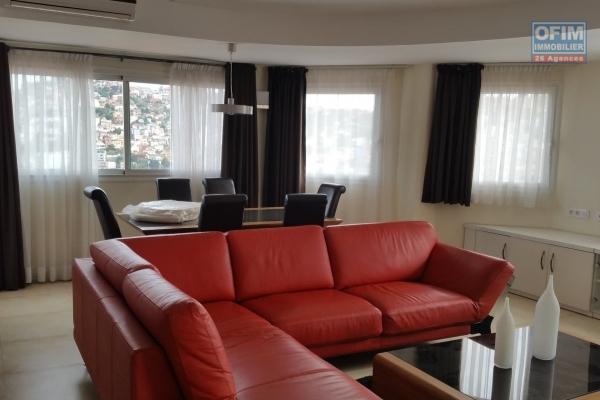 A louer un appartement de haut standing meublé et climatisé de type T4 dans une résidence bien sécurisée dans le centre ville situé au cité planton