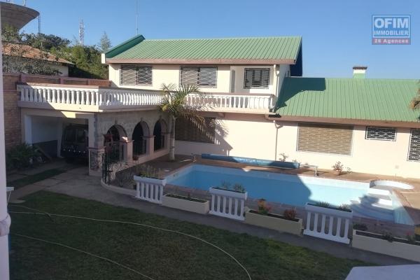 OFIM met en location une villa de type F8 avec piscine à Alarobia Amboniloha. Elle est à 5min de "La City" et à proximité des restaurants, banques, station service, boutique,...ect