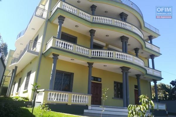OFIM vous propose deux bâtiments à la location à Ivandry qui a en tout 24 pièces principales dans 5 appartements indépendants.