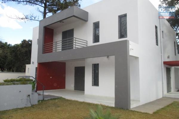 Villa moderne F4 neuve de standing dans un lotissement avec piscine à Ilafy