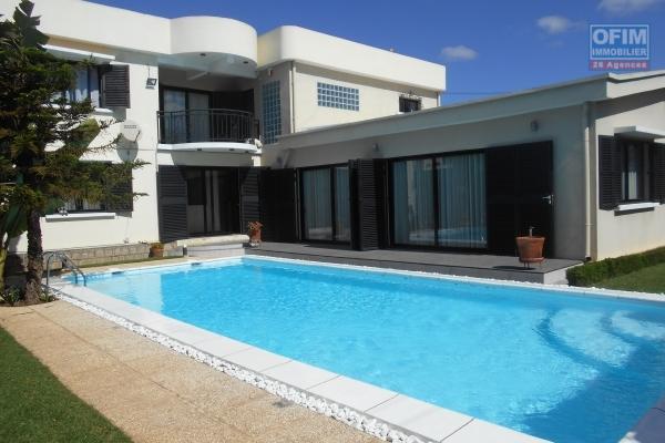 Une Villa F6 avec piscine à Tanjombato