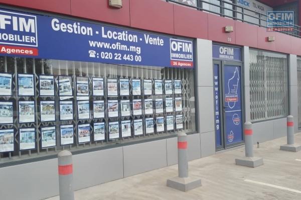 A louer un local de 45 m² dans un immeuble de haut standing bord de route passante à Ambohibao.