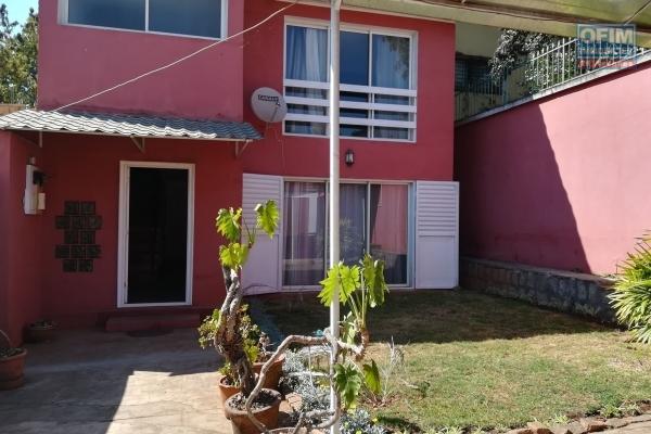 Villa F4 à louer dans le quartier résidentiel de Mahatony à 5min de la Ville.Elle est à proximité des écoles,station Jovena,restaurants,...ect