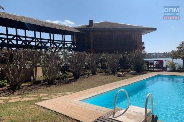 A louer une villa d'exception F2 pieds dans l'eau avec 2 studios et une piscine dans une résidence sécurisée à Mandrosoa Ivato