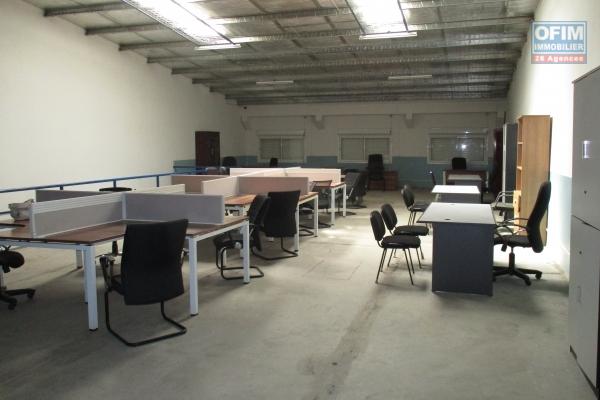 Un local de 250m2 avec mobiliers dans une zone industrielle à Tanjombato