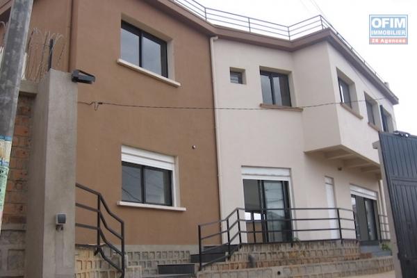 A louer une grande villa à étage F5 se trouvant à deux pas de l'école BIRD à Ambohimiandra.