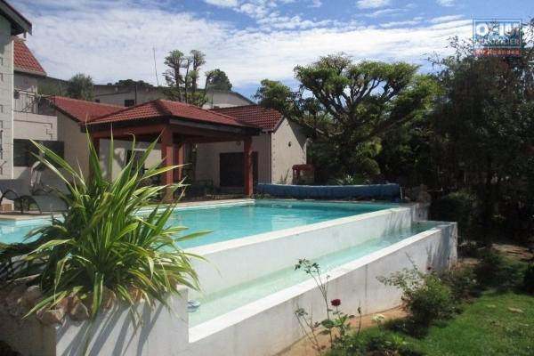 2 Villa de charme F4 semi meublée dans une belle propriété avec piscine à débordement  à Ankadikely ilafy