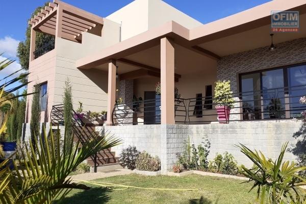 OFIM offre à la vente une somptueuse villa contemporaine type F6 sur un terrain de 1 615m2 sur les hauteurs d'Ambohimalaza
