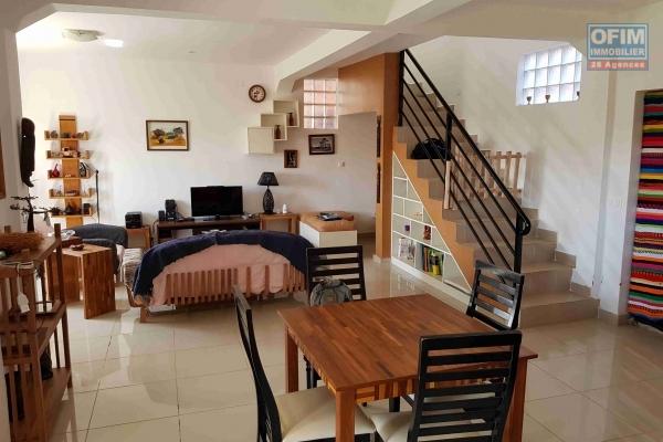 OFIM met à la location une villa à étage de type F6 à Ambatobe Masinandriana.Elle est à moins de 10min du Lycée Français