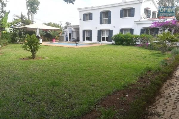 OFIM vous propose une chouette villa à étage sur un terrain de 2000m2 avec un grand jardin et piscine en location dans un quartier serein d'Ambatobe à 5min du Lycée Français.LOUE