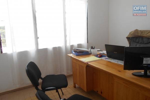 Un bureau de 800m2 bord de route à Mandrosoa Ivato