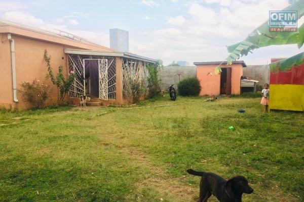 A vendre un terrain clôturé de 2700 m2 avec une maison plein centre bord Ankorondrano