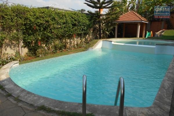 Une villa F4 avec piscine à Ambatobe