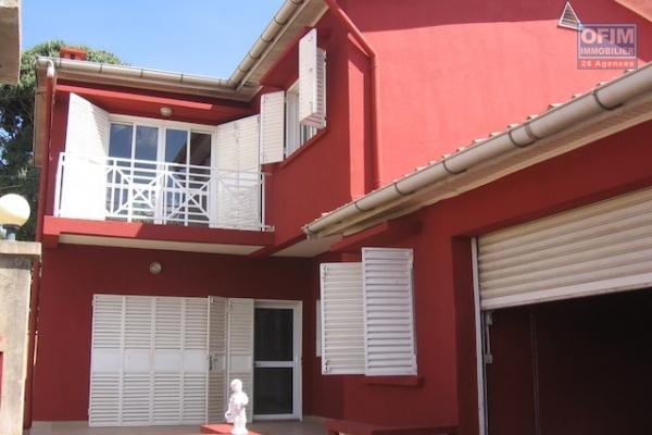 A louer une villa à étage F4 très facile d'accès à Ambohibao
