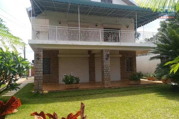 OFIM met en location une grande villa à deux étages à Androhibe avec 9 pièces principales avec jardin, parking et terrasse.