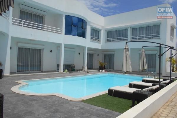 Une villa F6 meublée avec piscine à Ivato ( NON DISPONIBLE )