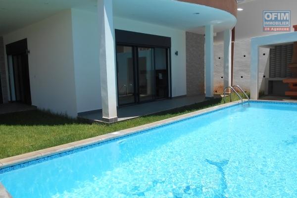 Quatre villas neuves F6 avec piscine à Analamahitsy