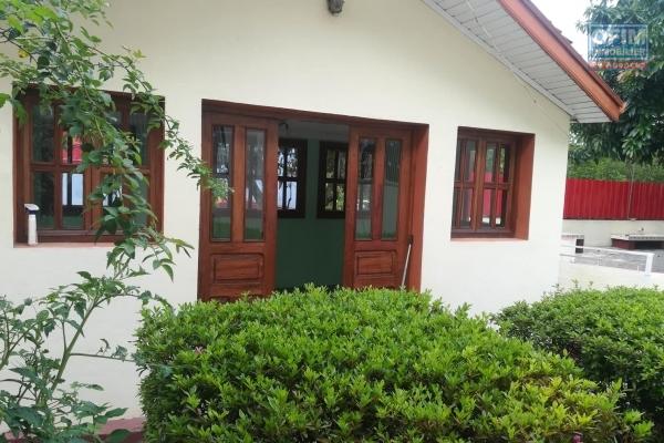 OFIM met à la location une villa à étage semi meublée avec un grand jardin arboré de type F5 à Ambatobe .Elle est en moins de 10min du Lycée Français