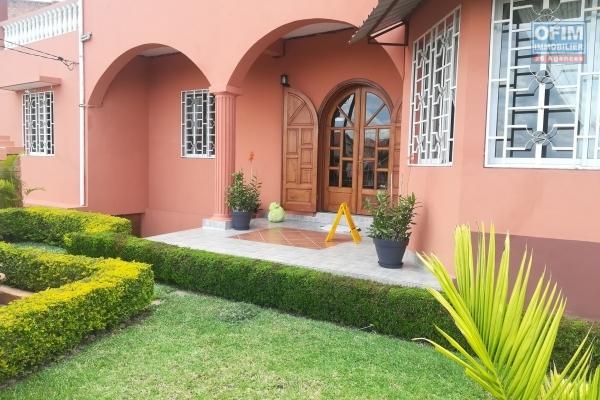OFIM offre à la location une villa à étage F6 meublée et équipée avec un beau jardin à Ambatobe. Elle a une vue agréable bien dégagé, sécurisée 24/24 et 7/7 à 5min du Lycée Français.