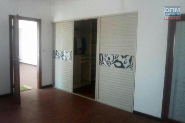 A louer un duplex T5 pour bureau ou habitation en bord de route à ALAROBIA disponible en fin octobre 2021.