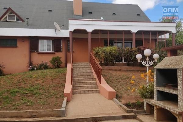 a vendre villa F7  sur un terrain de 2850M2 à Talatamaty