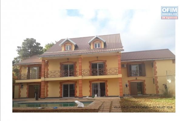 A louer une villa F7 avec piscine et jardin à Ivandry