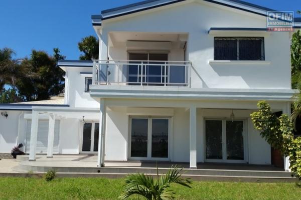 A louer une belle villa à étage de type F6 dans un quartier résidentiel d'Ambatobe à 3 minutes du Lycée français