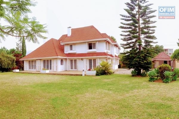 OFIM met en location une grande villa de 290m2 bâtie sur un terrain de 2100m2 à Ambohimiandra