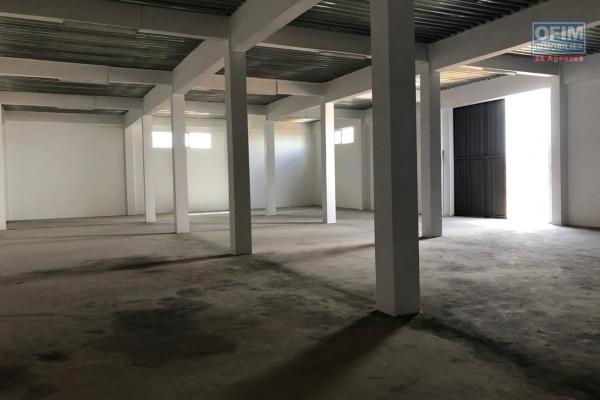 Un entrep&ocirc;t de 750m2 &agrave; Ankorondrano ( CONTACT LALAINA 034 08 583 76 )