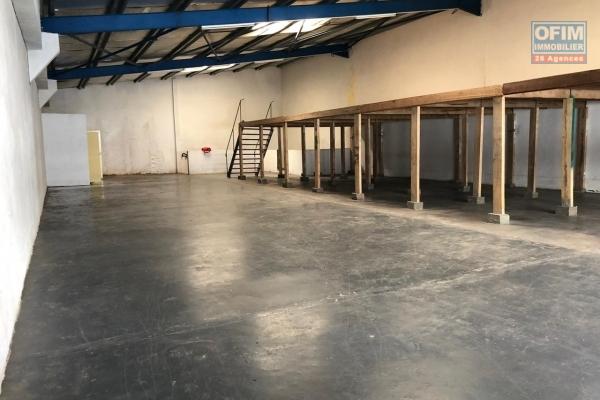 Un entrepôt de 329m2 à étage à Tanjombato