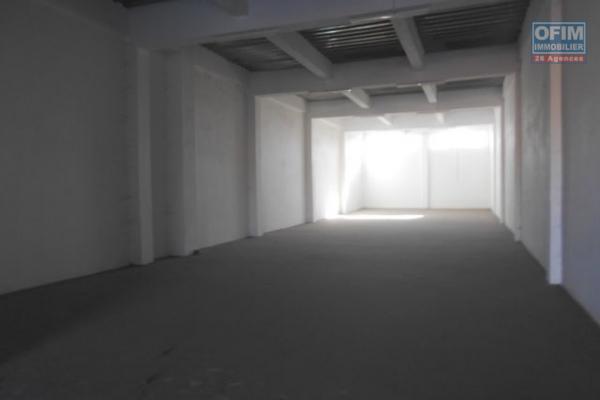 Un entrepôt de 250m2 à Anosizato