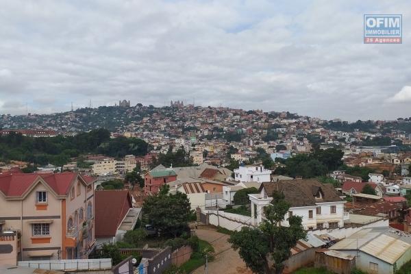 A vendre bel appartement T4 duplex neuf avec une très belle vue à Tsiadana proche du centre ville .