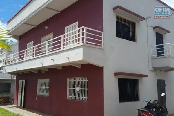 A louer une modeste villa à étage de type F5 dans un quartier résidentiel et facile d'accès bord de route en pavée sis à Andoharanofotsy