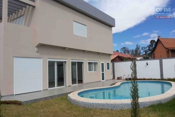 Une villa F6 avec piscine dans une résidence à Ivandry