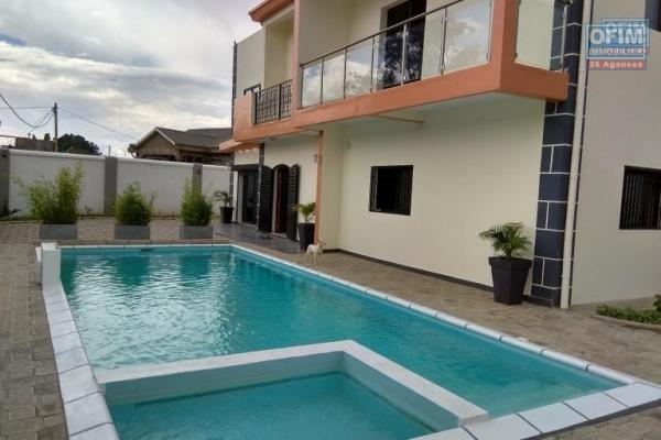 OFIM offre en location une Villa F7 à étage neuve avec piscine à quelques min du lycée Français, à moins de 10min d'Ambatobe.LOUE