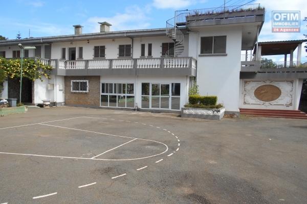 Une grande villa F12 à Ambohibao