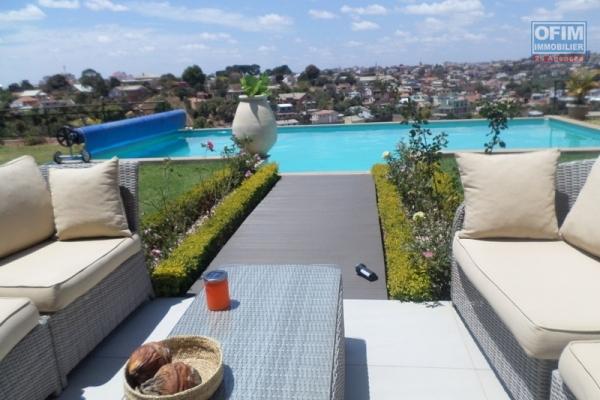 Une villa F5 à piscine à débordement à Talatamaty