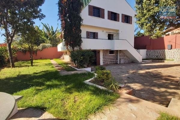OFIM met en location une villa F5 à étage avec un jardin arboré à Ambatoroka. Elle est située à 10min du centre ville dans un quartier calme.
