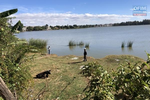 Terrain Pieds dans l'eau sur Ambohibao 1400 m2 à vendre