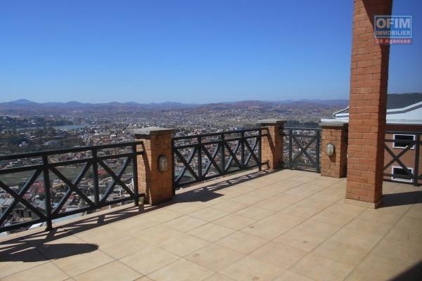 Spacieuse villa F5 de type traditionnelle avec jardin terrasse et splendide vue sur la Haute ville Antananarivo