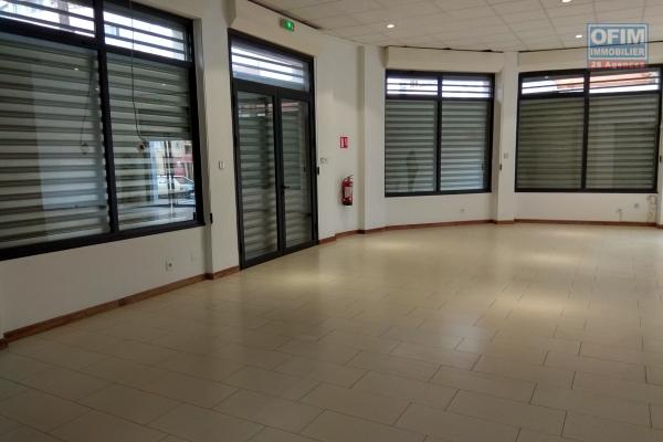 Un local commercial de 80m2  en plein centre  ville sans pas de porte à Tsaralalàna