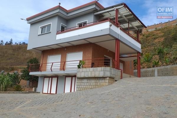 OFIM Immobilier offre en location une villa F4 neuve dans une vaste résidence plus d'1ha à Manazary Ilafy qui est à 15min du leader Price Ambatobe